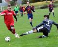 Bild: heh
Der TSV Konnersreuth gewann am Samstag das Derby gegen die Sportfreunde Kondrau mit 4:1. Hier umspielt Oliver Schicker (links) den Kondrauer Torwart Leon König und legt anschließend den vierten Treffer auf.