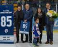 Bild: gb
Die Blue Devils haben am Freitagabend Marcel Waldowsky, der wegen einer Knieverletzung seine Karriere beenden musste, gebührend verabschiedet. Von links: Tobias Hacker (2. Vorsitzender 1. EV Weiden), Alexandra Schröpf (Leiterin Sponsoring), Marcel Waldowsky, Thomas Siller (1. Vorsitzender 1. EV Weiden), „Waldis“ Sohn Tim und seine Lebensgefährtin Kathrin Schätzler sowie Franz Vodermeier (Geschäftsführer der Blue-Devils-Spielbetriebs-GmbH).