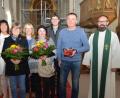 Bild: dob
Die Kinderpflegerinnen Anke Dirscherl und Ute Eger (vorne, von links) wurden für ihr 25-jähriges Betriebsjubiläum geehrt. Hausmeister Egon Striegl (Zweiter von rechts) wurde beim Spätaufstehergottesdienst in der evangelischen Stadtkirche verabschiedet.