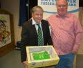 Bild: jr
Mit einer Fußball-Torte gratulierte Ligakonkurrent Kickers Selb dem SV Mitterteich zum 100-jährigen Bestehen: Kickers-Vertreter Stefan Specht (rechts) überreichte sie an SV-Vorsitzenden Roland Eckert.