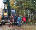 Bild: Susanne Forster
Revierleiter Oswald Hamann mit Hündin Rosa, Harvester-Fahrer Stefan Ried, Technischer Leiter des Skilanglaufzentrums, Stefan Schnurrer, stellvertretender Forstbetriebsleiter Ingo Greim, und Alfred Schöberl vom Förderverein Silberhütte (von links).