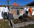 Bild: exb/VG Neunburg
Bürgermeister Maximilian Beer und Bauhofvorarbeiter Anton Köppl besichtigten mit Kirchenpfleger Hans Dammer das renovierungsbedürftige Schwesterngrab auf dem Schwarzhofener Friedhof.