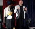 Bild: weu
Mit wenig Kulissen, Geräuschen, Beleuchtung und grandioser Schauspielleistung schuf der Schauspieler Markus Veith eine düstere, gruselige Atmosphäre und brachte so in herausragender Weise die Geschichten Edgar Allan Poes auf die Bühne in der Versöhnungskirche.
