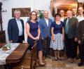 Bild: exb
Auf dem Foto von links: ESO - Vorsitzender Alois Weig, Geschäftsführerin Veronika Jenikovska, (verdeckt auf dem Bild ehem. Präsident Mr. Stehlik), Jaroslav Sebek, Präsident des Verbandes der privaten Bauern in Tschechien, Bezirksbäuerin Rita Blümel, Bezirksgeschäftsführer Hubert Hofmann, BBV Präsident Josef Wutz, Direktor Peter Huber, stellv. Präsident Ely Eibisch, ESO - Geschäftsführer Heinrich Promberger.