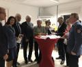 Bild: eig
Stehempfang in den Räumen des Hospizes (von links): Josef Götz von der Kliniken AG, Malteser-Generaloberin Elisabeth Lohner, Bürgermeister Rupert Troppmann, Heribert und Ilse Stock, Malteser-Diözesanleiterin Adelheid Freifrau von Gemmingen-Hornberg, Stadtrat Karl Bärnklau, Elke Lauterbach vom Hospiz-Team und Malteser-Geschäftsführer Dieter Landgraf.