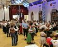 Bild: bph
Viele auswärtige Volkstänzer waren zu Gast und bevölkerten fleißig die Tanzfläche bei Polka, Walzer, Dreher, Zwiefachen und Figurentänzen.