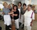 Bild: mwi
Unter den strengen Augen von Anni Gruber (rechts) hatten die Frauen des katholischen Müttervereins sichtlich Spaß beim Ausbuttern im Caritasheim St. Marien: Waltraud Moser, Anita Schmaus, Sabine Nikol, Marianne Forster,Erna Hofmann und Waltraud Köllner (von links).