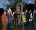 Bild: pi
Präsident Johann Walbrunn (Fünfter von links) begutachtet mit den Präsidiumsmitgliedern die vom Weidener Bildhauer Günter Mauermann errichtete Stele "Wassermann".