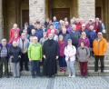 Bild: is
Die Pressather Reisegruppe stellt sich vor dem Portal der Klosterkirche Münsterschwarzach mit Pater Isaak Grünberg zu einem Erinnerungsfoto auf.