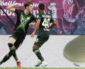Bild: agentur_dpa
Jubel bei Wout Weghorst (links) und Joao Victor: Die Wolfsburger gehören zum exklusiven Kreis von drei Teams in Europas Topligen, die noch ungeschlagen sind: der FC Liverpool, Juventus Turin und der VfL.