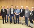 Bild: exb
Siegerehrung nach dem Bürger- und Vereinsschießen bei den Drei Mohren Poppenricht (von links): Schützenmeister Robert Geitner, Bürgermeister Roger Hoffmann, Bürgerkönig Michael Eckl, Josef Weigl, Bertram Gebhard und Rudi Kummert als Vertreter der RK Poppenricht sowie 3. Schützenmeister Markus Gebhard.