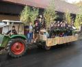 Bild: soj
Der Burschenverein fuhr mit dem geschmückten Wagen durch die Straßen von Ebnath. Bürgermeisterkandidat Wolfgang Söllner (von links) hatte für die Kirwaburschen und Mädls eine Kiste Bier bereitgestellt, den Vorsitzender Sebastian Bayer gerne entgegen nahm.