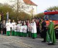 Bild: dpe
Die beiden Geistlichen Pfarrvikar Christian Preitschaft und Pfarrer Stefan Fischer (von rechts) spenden dem neuen Löschfahrzeug der Feuerwehr Gebenbach-Kainsricht den Segen.