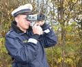 Bild: dob
Polizeiobermeister Daniel Bergmann von der Polizeiinspektion Vohenstrauß stellt mit der Laserpistole Geschwindigkeitsüberschreitungen fest.