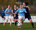 Bild: Venzl
Nicht stoppen lässt sich derzeit der TSV Theuern (im Bild vorne Pia Lehner, links hintenLena Götz) in der Landesliga Süd. Nach nur einem Punkt aus den ersten drei Saisonspielen gelang nun gegen die DJK-SV Geratskirchen (rechts Anna Tändler) bereits der vierte Dreier in Folge.