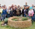 Bild: az
Eine große Säuberungsaktion im Freien ist angesagt. Erneut arbeiten Senioren und Viertklässler im Garten des Grafenwöhrer Mehrgenerationenhauses.
