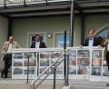 Bild: Susanne Forster
Als Dank überreicht das Architekturbüro Schabner eine Foto-Collage. Unser Bild zeigt (von links) Architekt Klaus Stiefler, Kommunal-GmbH-Geschäftsführer Christian Grödl, Bauleiter Daniel Musall und Bürgermeister Alfred Stier.