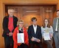 Bild: Stahl, Christoph 
Kirchenmusikdirektor Hanns-Friedrich Kaiser (links ) und Dekan Wenrich Slenczka (rechts) überreichen Gabi Mehlan, Horst Petzold, Judith Riedl ihre Zertifikate als Kirchenmusiker im Nebenamt.