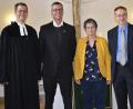 Bild: sck
Den Wechsel im Posaunenchor besiegeln (von links) Pfarrer Moritz von Niedner, der bisherige Leiter Reinhard Potzner, Obfrau Brigitte Grüner und der neue Chorleiter Markus Toesko.