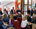 Bild: mef
Beim Herbstfest von FDP und UB, gemeinsam mit der Feuerwehr, ist einiges los. Zweiter Bürgermeister Oliver Mutterer und Kommandant Felix Müller geben Informationen zum neuen Feuerwehrhaus.