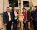 Bild: mng
Man könnte sie aufgrund ihres unermüdlichen Einsatzes und ihrer Ideen auch als "Motor des Gewerberings" bezeichnen. Grund genug für die Verantwortlichen, Charlotte Hautmann (Dritte von links) zur Ehrenvorsitzenden zu ernennen. Glückwünsche überbringen Bezirksvorsitzender Benno Schießlbauer, Gewerberingvorsitzender Martin Pepiuk, zweite Vorsitzende Tanja Hochholzer, Bezirksgeschäftsführer André Jantzi und Vizepräsident Christian Volkmer (von links).