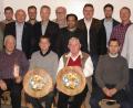 Bild: smr
Die Vilsecker Stadträte messen sich im Schießen (sitzend, von links): die Gewinner Jens-Peter Kehler (Ehrengabe), Markus Graf (Stadtratsscheibe), Heinrich Deinzer (Gästescheibe) und Manuel Plößner (Sachpreise). 


Hintere Reihe stehend von links nach rechts; 
Die Bestplatzierten zusammen mit Ehrengästen 	
Schützenmeister Georg Schmer, Johannes 	Mayerhofer, 2. Bürgermeister von Hahnbach 
Georg Götz, Zweigstellenleiter der Volksbank
Amberg Florian Rauch, Thorsten Grädler,
Wilhelm Ertl, Pater Robin Xavier, Bürger- 
meister Hans-Martin Schertl, Notar Johannes
Attenberger, Markus Schertl und Vorstand
der Raiffeisenbank Sulzbach Martin
Sachsenhauser.