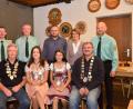 Bild: fjo
Die drei Waidhauser Bürgermeister (stehend, von rechts) Johannes Zeug, Margit Kirzinger und Markus Bauriedl gratulieren mit den Sportleitern (stehend von links) Rudi Hirschmann und Karlheinz Hagner den neuen Waidhauser Schützenkönigen (sitzend, von links) Peter Riedl, Sophie Deinl, Melike Tiryaki und Anton Hirnet.