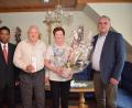 Bild: bnr
Christine und Franz Paulus aus Pfreimd konnten das Fest der Goldenen Hochzeit feiern. Zum Ehejubiläum gratulierten Pater Georg Parampilthadathil und Bürgermeister Richard Tischller.