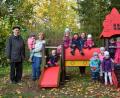 Bild: gi
Die neue Spielburg im Garten der Kinderkrippe ist aufgebaut und spielbereit. Darüber freuen sich Pfarrer Josef Most und das Kinderkrippen-Team mit Martha Sier, Birgit Hanauer und Sophie Binder (von links) und natürlich die Kinder.
