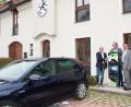 Bild: sam
Die Ladesäule vor dem Riedener Rathaus geht in Betrieb. Unser Bild zeigt dabei (von links) Bürgermeister Erwin Geitner, Diplomingenieur Martin Malitzke und Professor Stephan Prechtl (beide Stadtwerke Amberg).