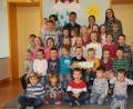 Bild: frd
Die Kinder bedankten sich für die Spende so lautstark, dass sich die Kleine (rechts unten) die Oh-ren zuhalten musste. Hinten von links: Elternbeiratsmitglied Michaela Glaser, Kirchenpfleger Mar-kus Fuchs, Kindergartenleiterin Christian Zwack und Pfarrgemeinderatsmitglied Christa Fuchs. Bild: frd