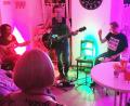 Bild: lst
Die österreichische Combo „Reinauer AG“ sorgt im Flosser Brauhaus für beste Stimmung.