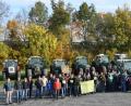 Bild: mde
Etwa 100 Landwirte, Landwirtinnen und Interessierte hatten sich auf dem Festplatz in Kemnath versammelt, um zur Bauern-Demo nach Bayreuth zu fahren. Darunter befand sich auch BBV-Kreisobmann Ely Eibisch. Mit Plakaten und Schriftzügen an den großen machten die Bauern auf sich und ihr Arbeit aufmerksam.