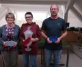 Bild: bsc
Die Gewinner des Kirchweihpokals 2019: Edeltraud Kaßeckert (Mitte) sicherte sich vor Heike Wildenauer (links) und Rudi Wildenauer (rechts) die Trophäe.