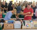 Bild: do
Das Interesse am sechsten Bücher-Flohmarkt der Mutter-Kinder-Gruppe Speinshart ist riesig. Im Gemeindezentrum werden die Besucher vor die schwierige Aufgabe gestellt, unter circa 5000 Medien das Richtige zu finden.