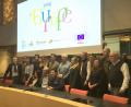 Bild: phs
Die Weidener Delegation gibt Rückendeckung für OB Kurt Seggewiß (vorne, Mitte), der für die Weiterentwicklung der Städtepartnerschaften seine Kollegen aus Macerata und Issy herzt. Das Programm zum Treffen in Frankreich hatten von deutscher Seite Sebastian Schott (Zweiter von rechts) und Cathrin Kube (Sechste von rechts) vom Kulturamt vorbereitet.