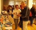 Bild: du
Bei lockerer Unterhaltung und in angenehmer Atmosphäre begutachten die Besucher der Mondschein-Ausleihe in der Gemeindebücherei die neuesten Romane und Jugendbücher.