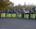 Bild: jr
Schon in aller Früh machten sich am Dienstag rund 60 Traktorfahrer vom Tirschenreuther Großparkplatz aus auf die Fahrt zur Großkundgebung nach Bayreuth. An der Haltestelle in Kemnath reihten sich weitere Traktorfahrer in den Demonstrationszug nach Bayreuth ein. Vor der Abfahrt in Tirschenreuth stellten sich die Bauern zu einem Bild und hielten die Transparente, mit denen sie später demonstrierten. Mit im Bild Organisator Johannes Dietz (Sechster von links).