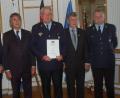Bild: gib
Josef Lingl (Mitte) nahm das Steckkreuz aus den Händen von Regierungspräsident Axel Bartelt (Zweiter von links) entgegen. Vertreter von Feuerwehr und Politik gratulierten.