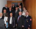 Bild: mfh
Geehrte und Gratulanten mit (vorne, von links) Gerhard Wolf (65 Jahre Mitglied bei der Feuerwehr Rosenberg), Josef Steindl (50), Paul Royer (50), Fritz Schmer (60); (mittlere Reihe, von links) Hans Paulus (60), Vorsitzender Hans König, Bürgermeister Michael Göth, Landrat Richard Reisinger, Günther Schiller (50); (hintere Reihe, von links) Zweiter Vorsitzender Georg Götz, Norbert Weber (40), Andreas Birner (60) sowie Leonhard Kohl (65).