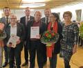 Bild: nm
Für Ernst Gruber (Fünfter von links) und Peter Gruber (Vierter von rechts) gab es bei der SPD hohe Auszeichnungen. Gewürdigt wurde ihr Engagement für die Partei und für den Ort.