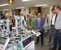 Bild: wro
Die neue Produktionsstraße wurde erst vor wenigen Tagen in Betrieb genommen. Roland Grillmeier, Dr. Hermann Körner, Toni Dutz, Alfred Scheidler und stellvertretender Schulleiter Thomas Metzler ließen sie sich von Jürgen Böckl (von links) im Detail erklären.