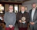 Bild: exb
Der Vorsitzende der Literarischen Gesellschaft Pegnitzschäfer, Frithjof Schaebs (links) und Laudator Manfred Lehner (rechts) beglückwünschen den Träger der Ernst-Pflaumer-Plakette 2019, Dieter Radl.