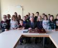 Bild: exb/Grundschule Plößberg
Die Mädchen und Buben der 4b mit Bürgermeister Lothar Müller.