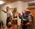 Bild: hme
Rudi (links stehend) udn Werner (rechts) mit Reinhold Seidl beim Stimmung machen