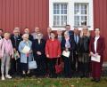 Bild: rgr
15 einstige Konfirmanden feiern mit Pfarrer André Fischer (links) die Jubelkonfirmation in der Grafenwöhrer Michaelskirche.