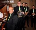 Bild: R. Kreuzer
Organist Walter Thurn und die fünf Musiker von "NOpf Brass" gestalten einen unterhaltsamen Konzertabend.
