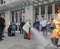 Bild: Wolfgang Steinbacher
Die Rentnerin bekämpft unter Aufsicht von Stadtbrandrat Richard Schieder (rechts) erfolgreich die Flammen.