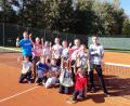 Bild: tu
Die Teilnehmer der Kinder-Olympiade des Tennisclubs mit den Trainern Mario Hartung (links) und Felix Hartung (rechts).