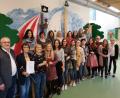Bild: hir
Mit Blumen bedankte sich Bürgermeister Richard Tischler (links) beim pädagogischen Personal des Kindergartens St. Martin mit Krippe und Hort unter der Leitung von Gabi Schönberger (Zweite von links). Die Dozenten Kathleen Bornfleth (rechts) und Jürgen Schindler (zweite Reihe rechts) machten das Team in einer elftägigen Fortbildung im Thema "Psychomotorik" fit.